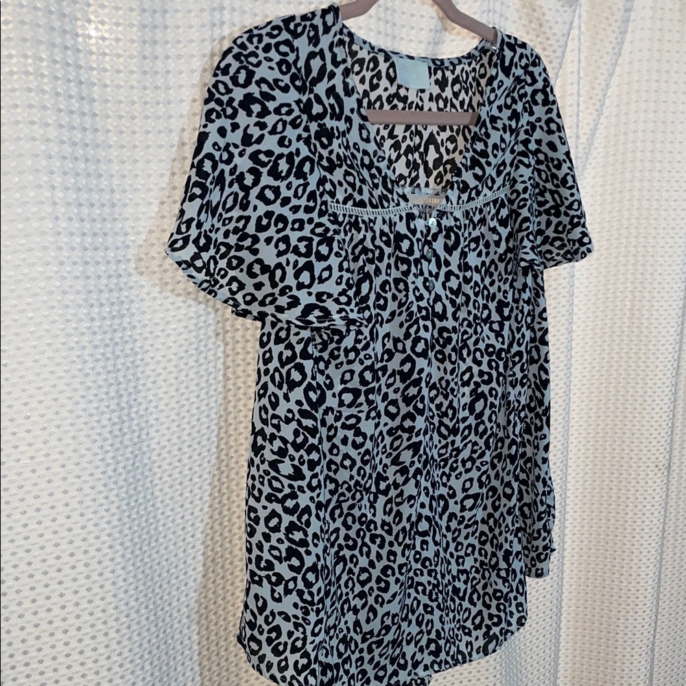 Chic V-Neck Blouse in leopard